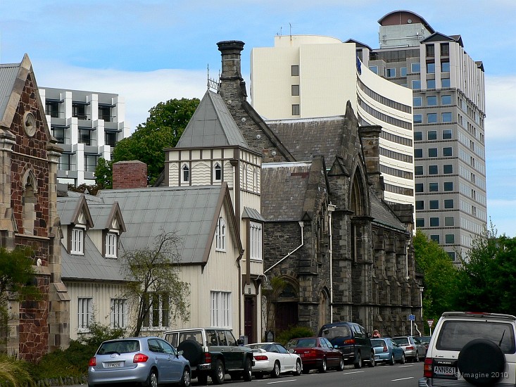 20.11- Contrastes d'architectures dans les rues de Christchurch.JPG